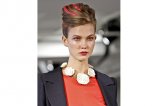 Прическа баббета с розовыми прядями от Oscar de la Renta