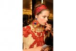 Яркий акцент: платок в волосах Dolce&Gabbana