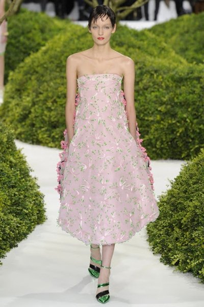 Розовое платье в цветок от Dior (весна-лето 2013)