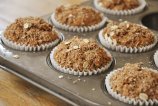 Богатые клетчаткой маффины из цельнозерновой муки с овсяными хлопьями вполне могут считаться диетическим блюдом