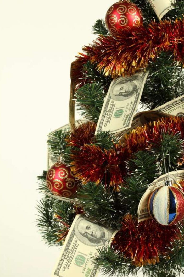 Екатеринбургские банкиры сделали елку из пачек долларов и евро