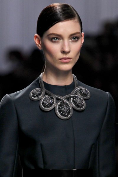 Крупные украшения на показе Dior