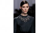 Крупные украшения на показе Dior