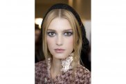 Макияж холодных оттенков на показе Chanel