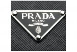 Логотип Prada, унаследованный от первой продукции бренда – сумок и чемоданов.