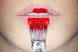 Рисунки на губах и за их пределами быстро и эффектно.