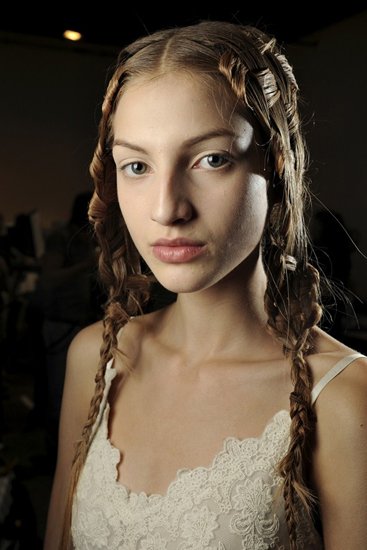 Прически с хитросплетениями от Alexander McQueen