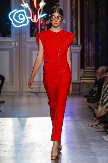 Красный комбинезон и очки в стиле 60-х, лето 2013, Tsumori Chisato