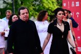 Черное скорбное платье. Сразу видно: люди искючительно по работе пришли